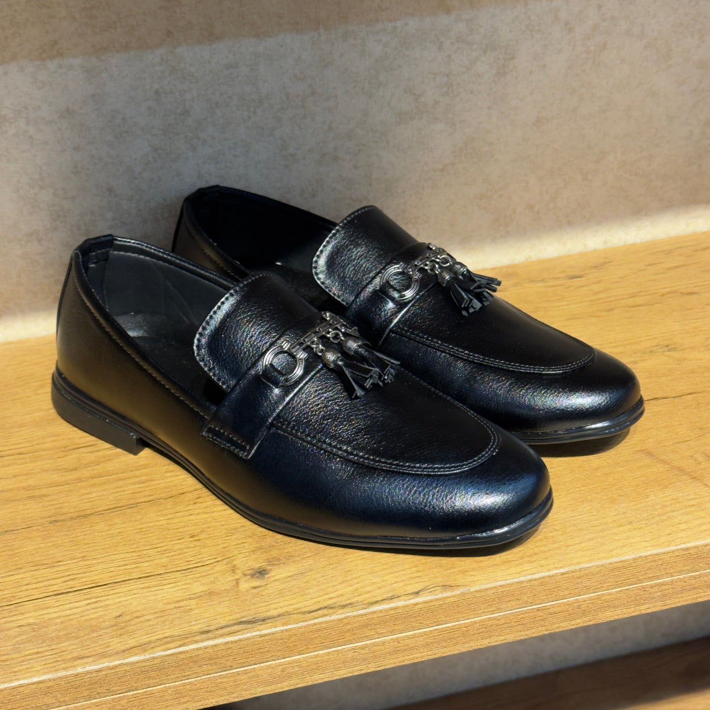 TEXTURE BLACK TASSEL LOAFER